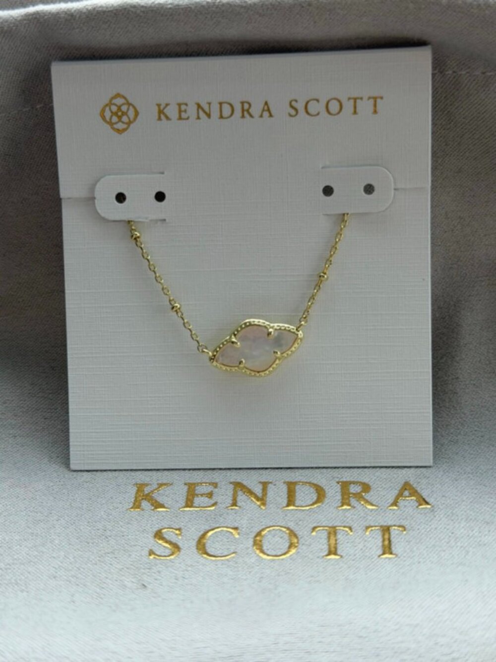 Kendra Scott pendant necklace